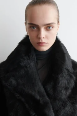 LEDERJACKE MIT PONYHAAR-EFFEKT UND KRAGEN