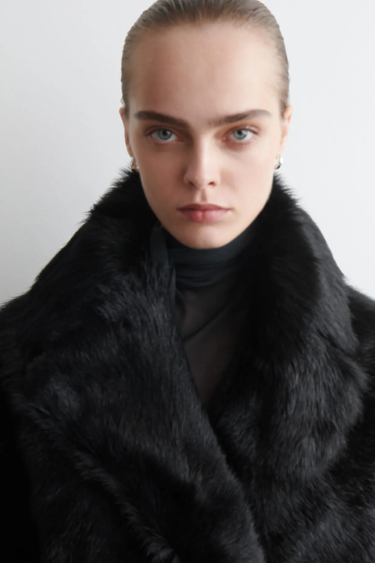 LEDERJACKE MIT PONYHAAR-EFFEKT UND KRAGEN