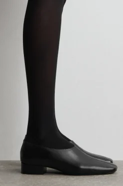 LEDERSCHUHE MIT KARREEFÖRMIGER ZEHENPARTIE