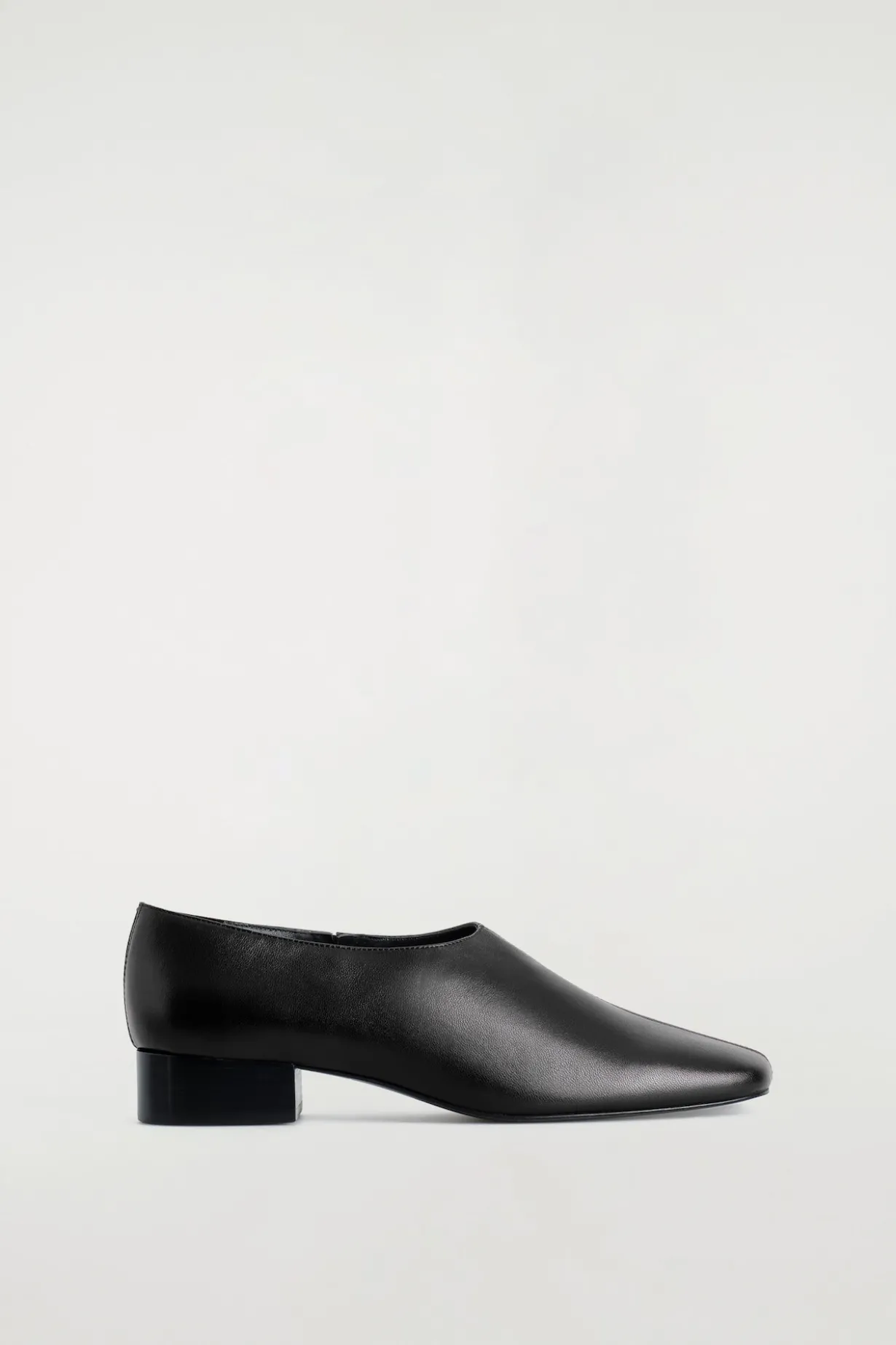 LEDERSCHUHE MIT KARREEFÖRMIGER ZEHENPARTIE