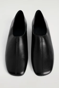 LEDERSCHUHE MIT KARREEFÖRMIGER ZEHENPARTIE