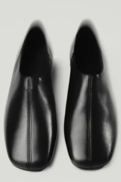 LEDERSCHUHE MIT KARREEFÖRMIGER ZEHENPARTIE