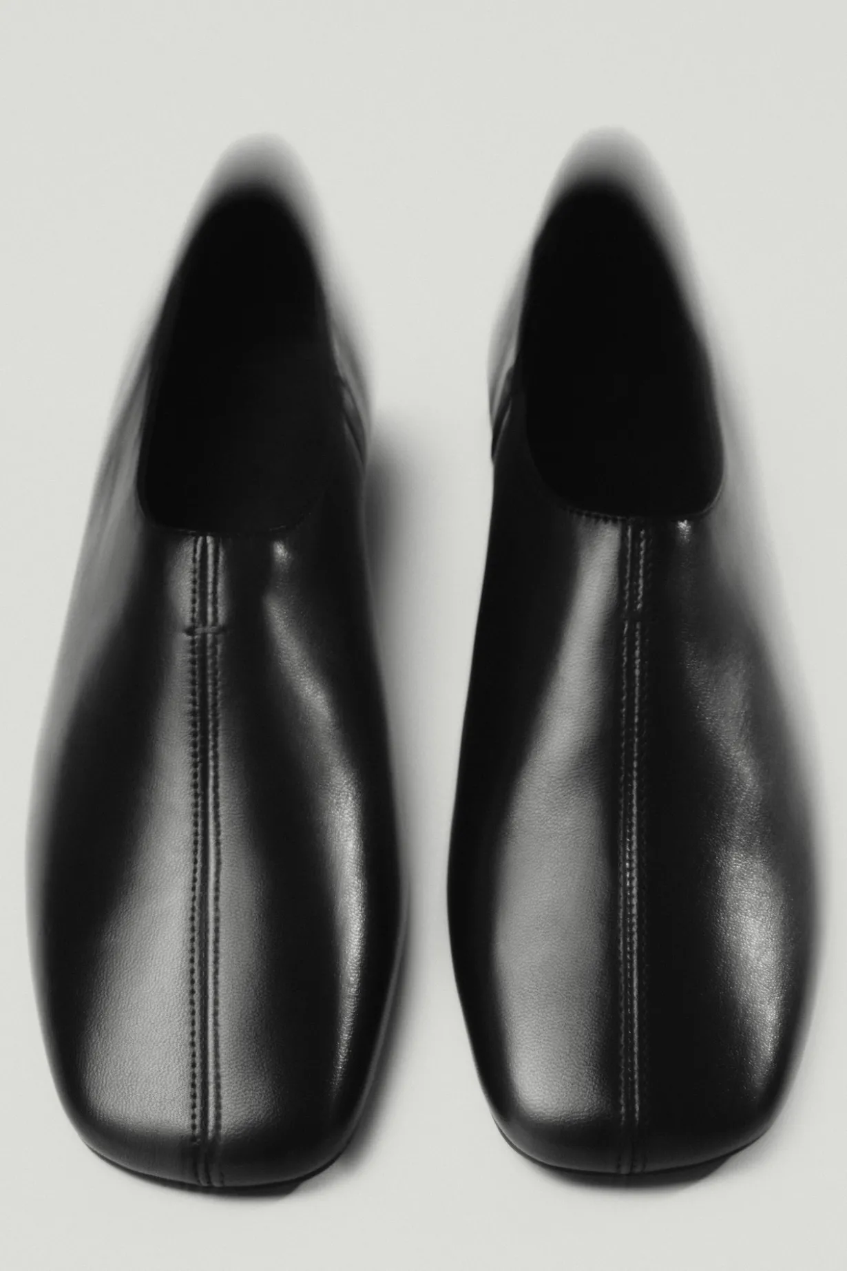 LEDERSCHUHE MIT KARREEFÖRMIGER ZEHENPARTIE