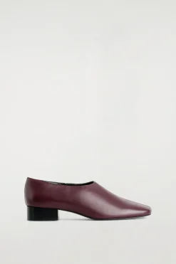 LEDERSCHUHE MIT KARREEFÖRMIGER ZEHENPARTIE