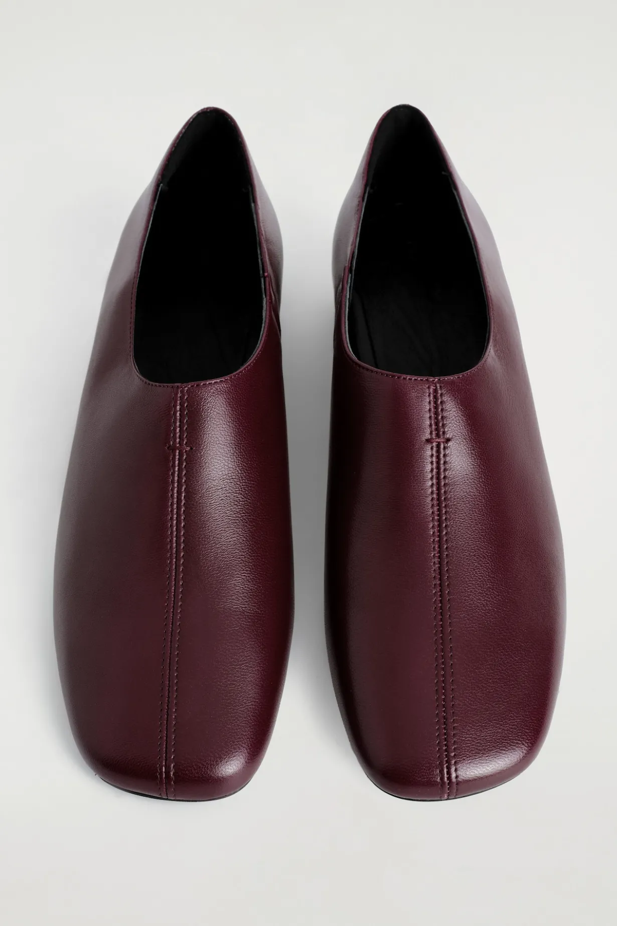 LEDERSCHUHE MIT KARREEFÖRMIGER ZEHENPARTIE