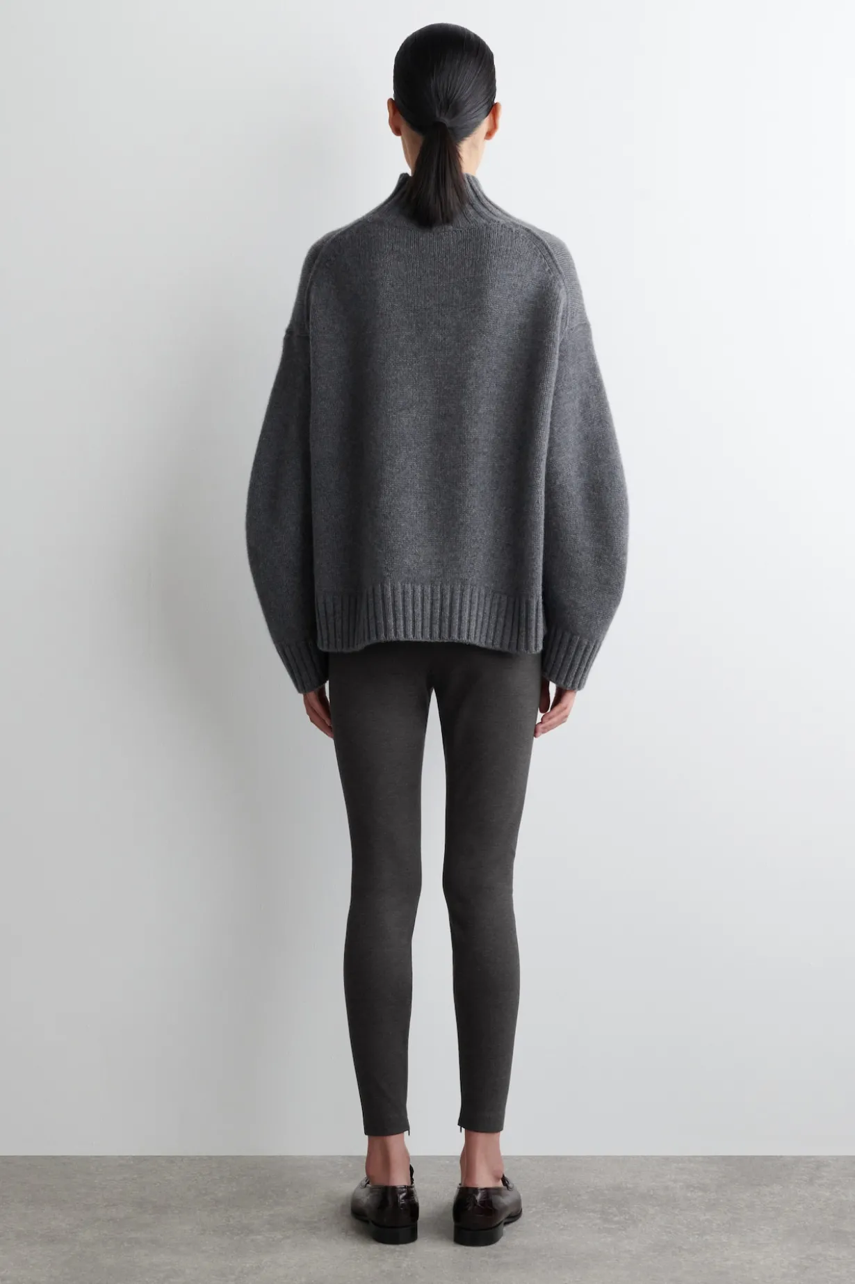 LEGGINGS MIT REISSVERSCHLUSS AM BEIN