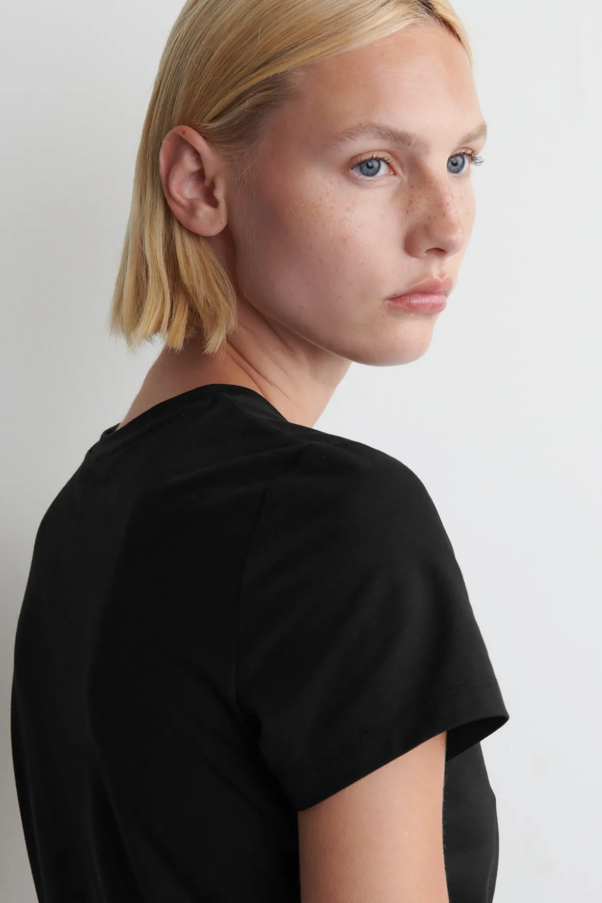 LEICHT VERKÜRZTES T-SHIRT