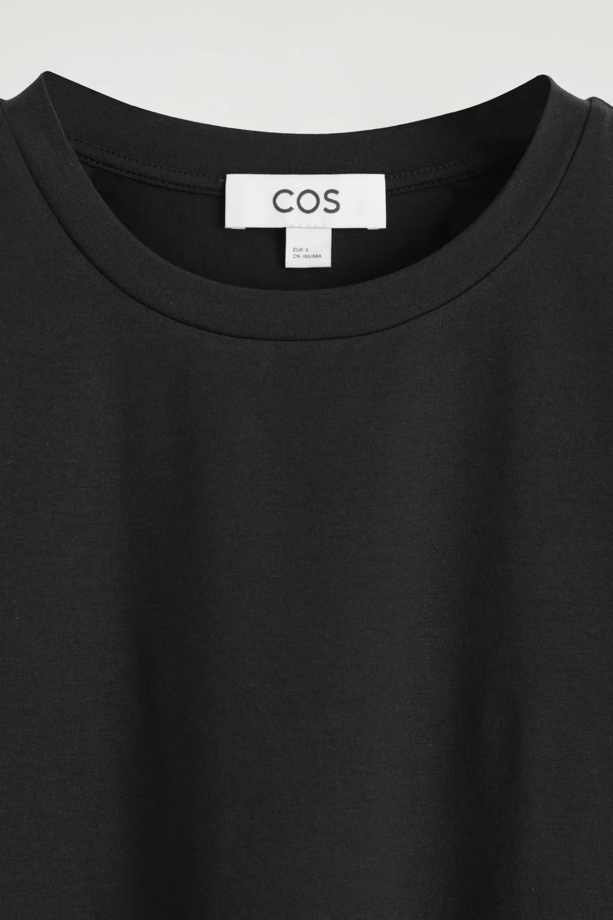 LEICHT VERKÜRZTES T-SHIRT