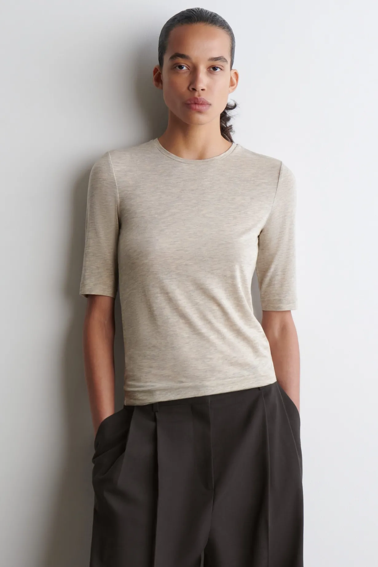LEICHTES, SCHMAL GESCHNITTENES T-SHIRT