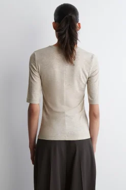 LEICHTES, SCHMAL GESCHNITTENES T-SHIRT