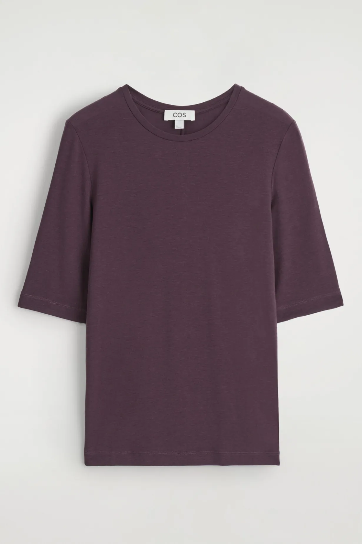 LEICHTES, SCHMAL GESCHNITTENES T-SHIRT