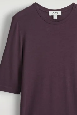 LEICHTES, SCHMAL GESCHNITTENES T-SHIRT