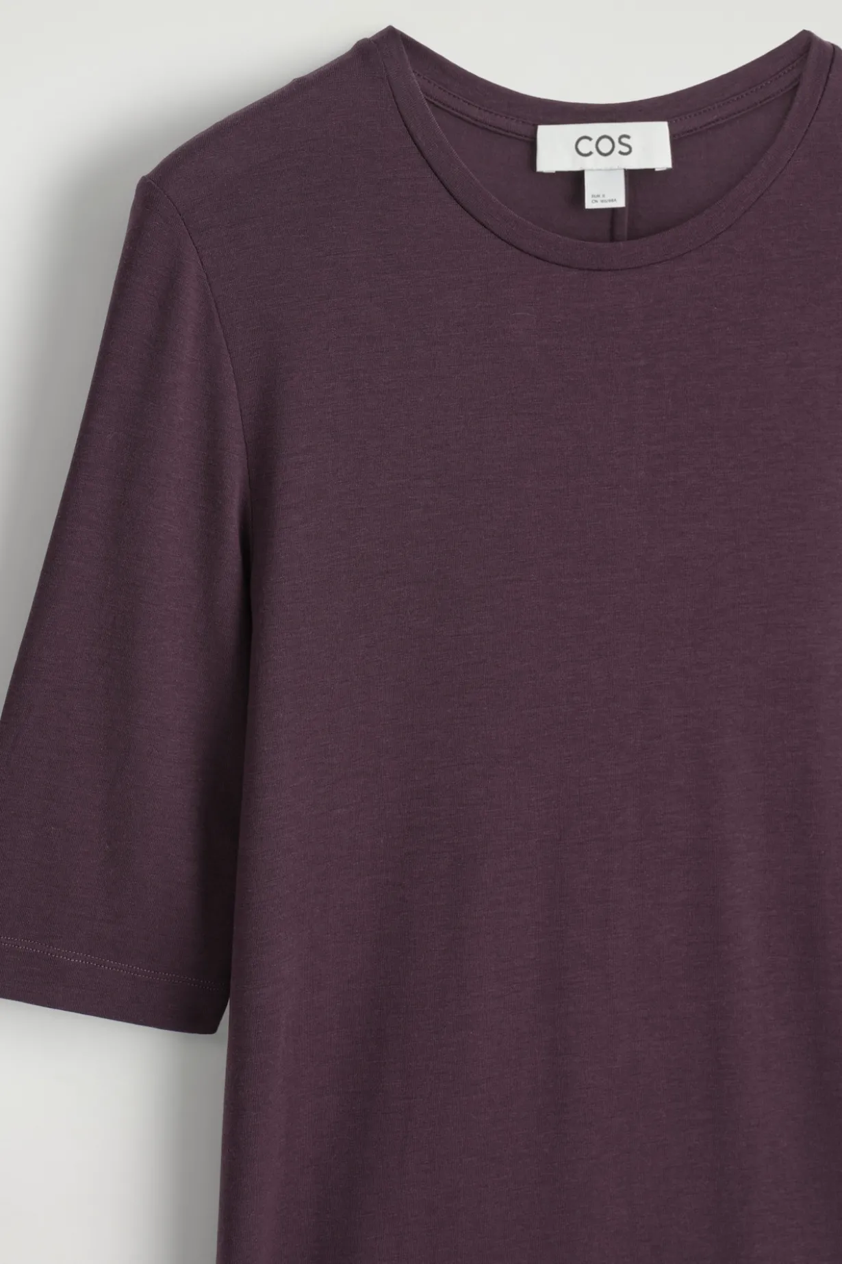 LEICHTES, SCHMAL GESCHNITTENES T-SHIRT