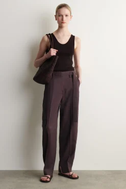 LEINENHOSE MIT BARREL-BEIN UND GÜRTEL