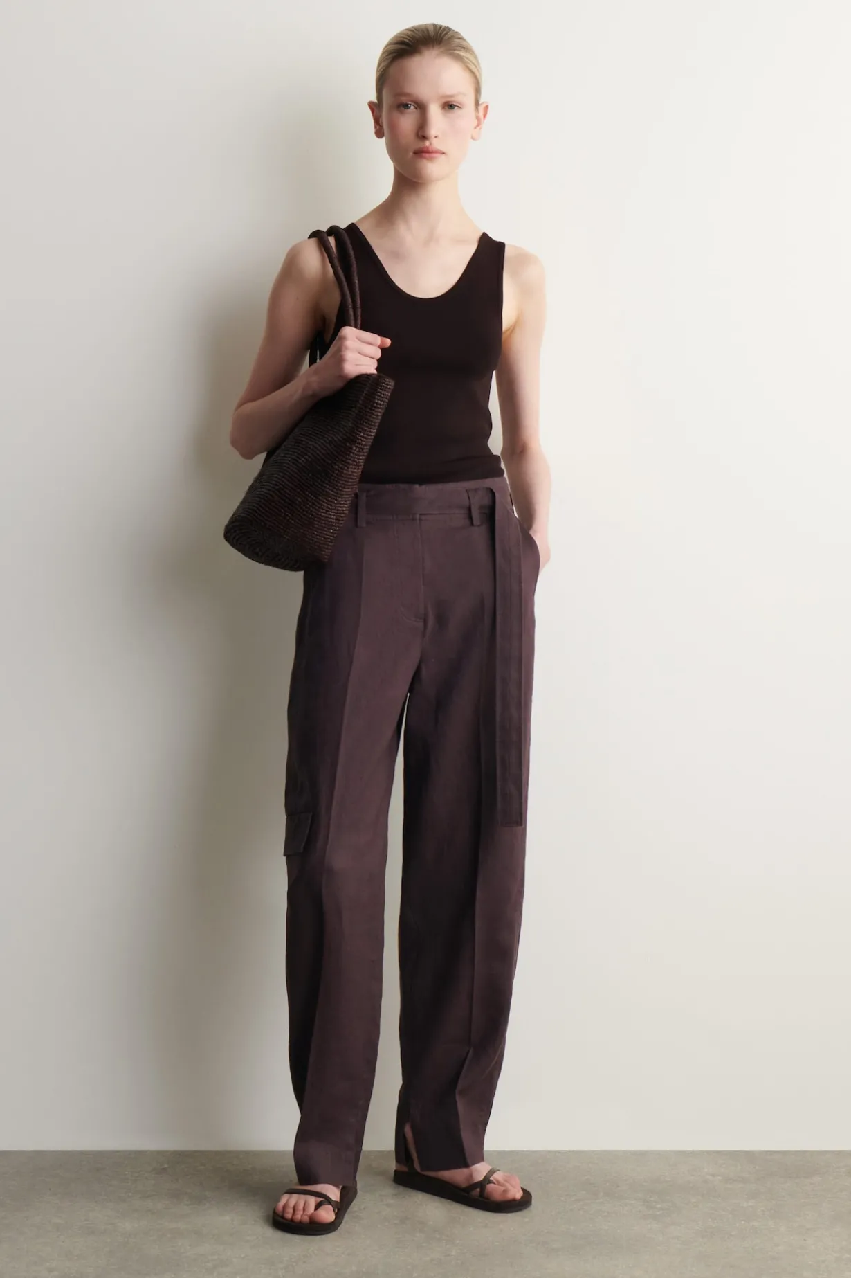 LEINENHOSE MIT BARREL-BEIN UND GÜRTEL