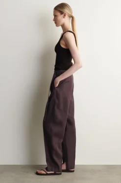 LEINENHOSE MIT BARREL-BEIN UND GÜRTEL