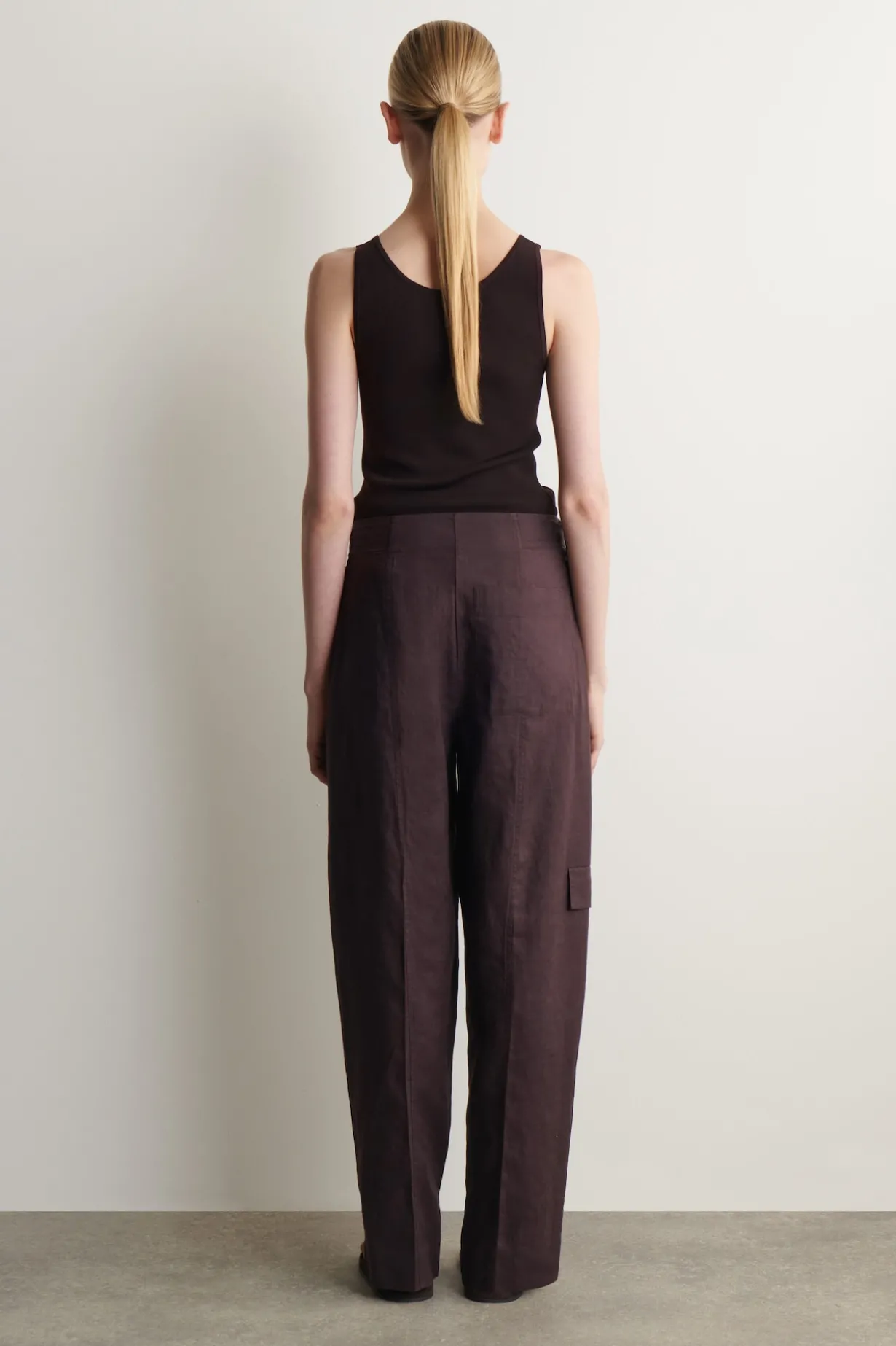 LEINENHOSE MIT BARREL-BEIN UND GÜRTEL