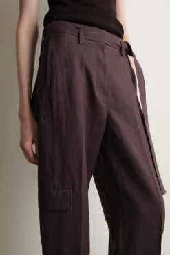 LEINENHOSE MIT BARREL-BEIN UND GÜRTEL