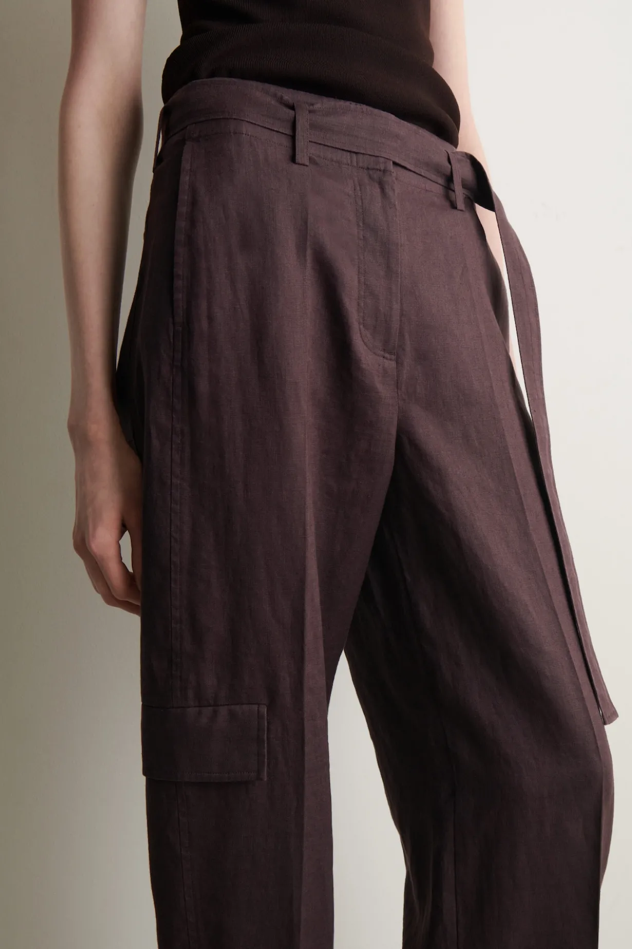 LEINENHOSE MIT BARREL-BEIN UND GÜRTEL