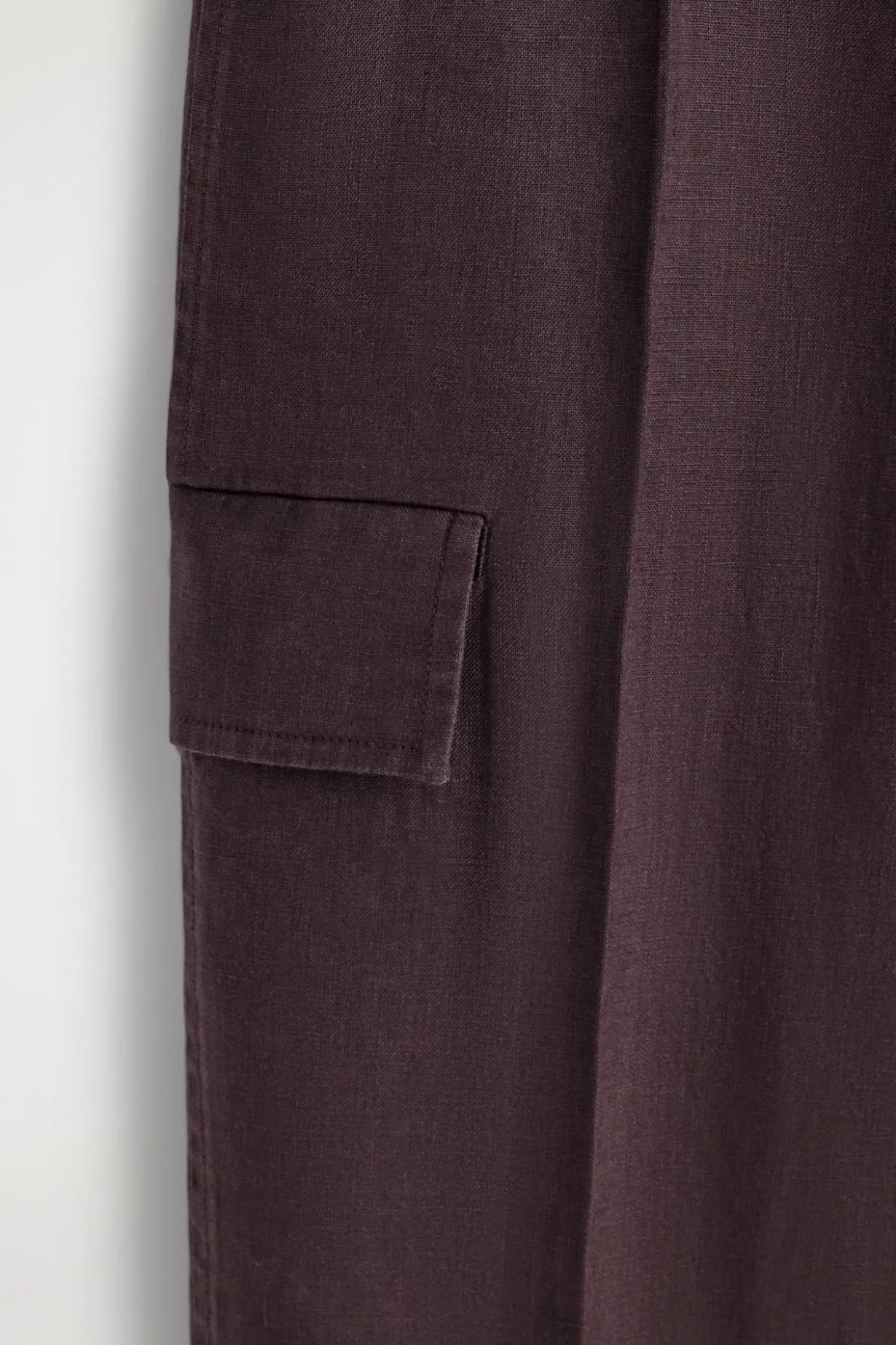 LEINENHOSE MIT BARREL-BEIN UND GÜRTEL