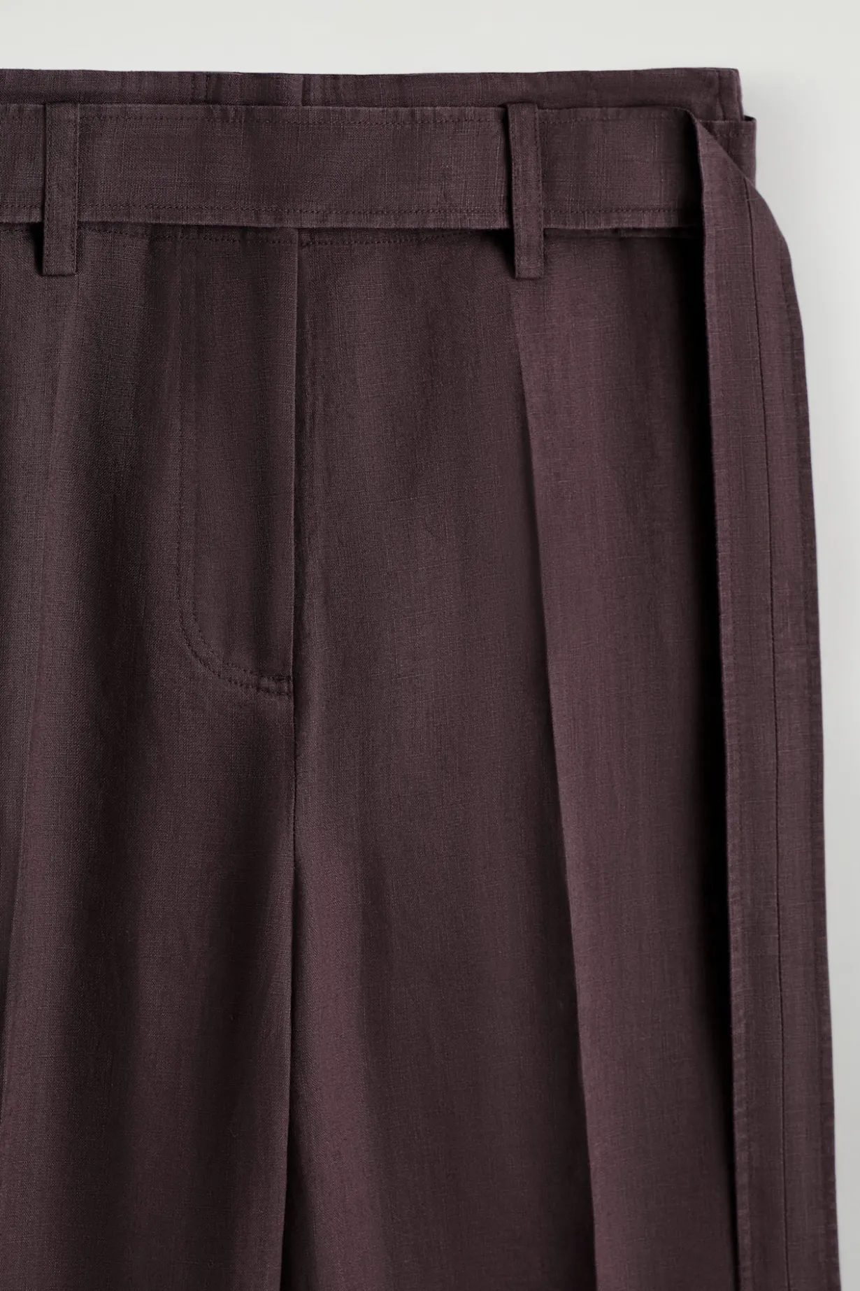 LEINENHOSE MIT BARREL-BEIN UND GÜRTEL