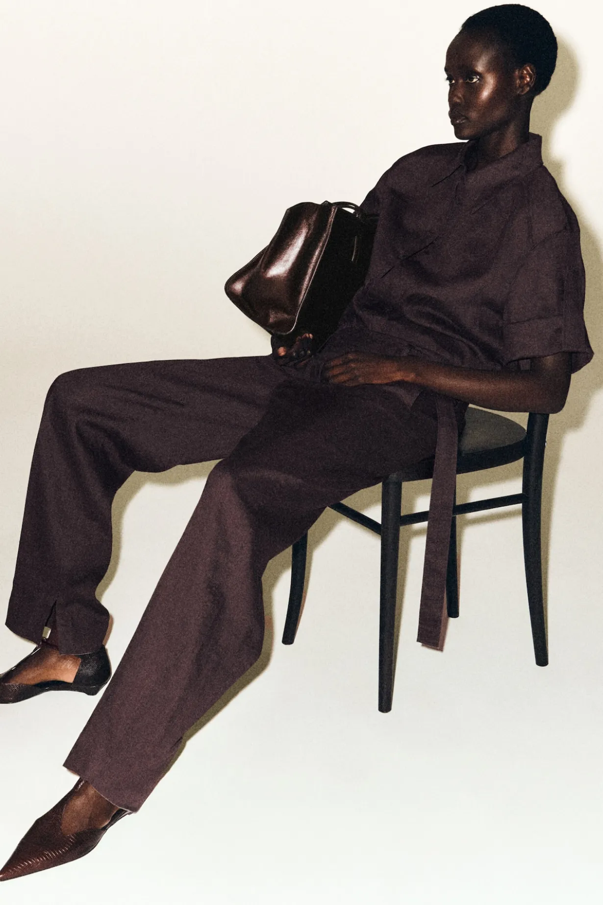 LEINENHOSE MIT BARREL-BEIN UND GÜRTEL