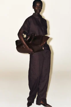 LEINENHOSE MIT BARREL-BEIN UND GÜRTEL