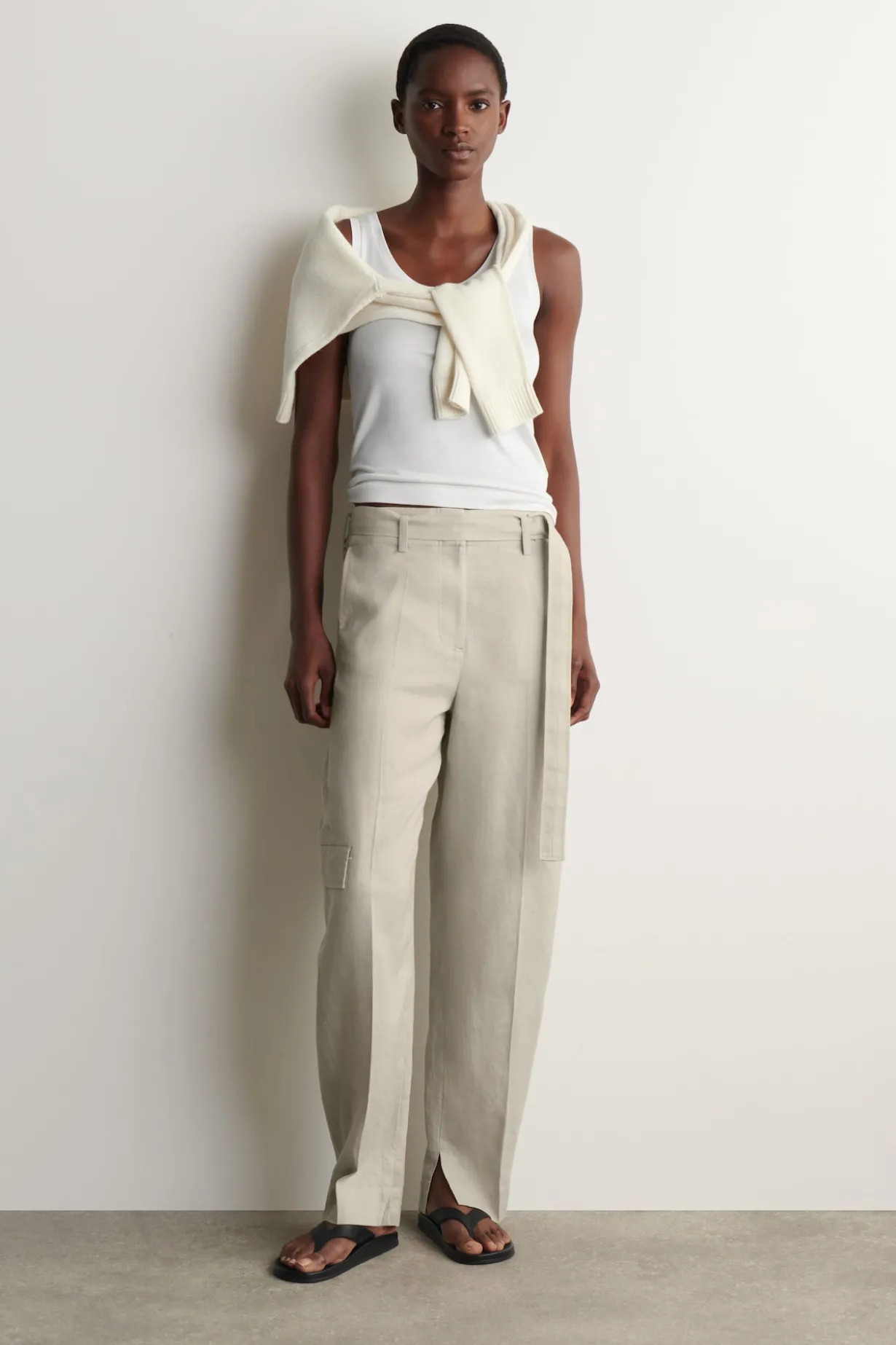LEINENHOSE MIT BARREL-BEIN UND GÜRTEL