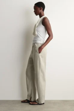 LEINENHOSE MIT BARREL-BEIN UND GÜRTEL