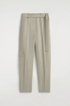 LEINENHOSE MIT BARREL-BEIN UND GÜRTEL