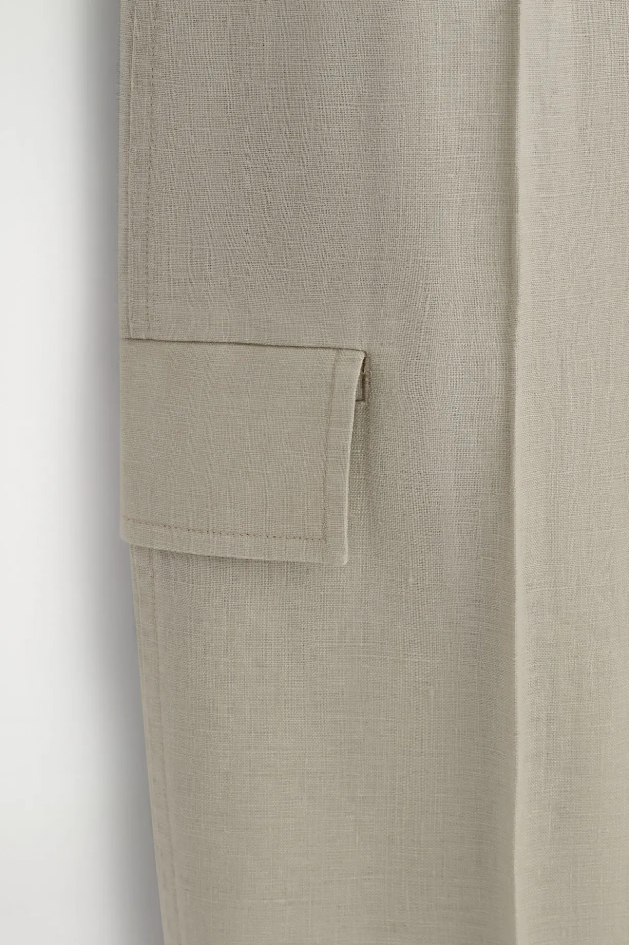 LEINENHOSE MIT BARREL-BEIN UND GÜRTEL