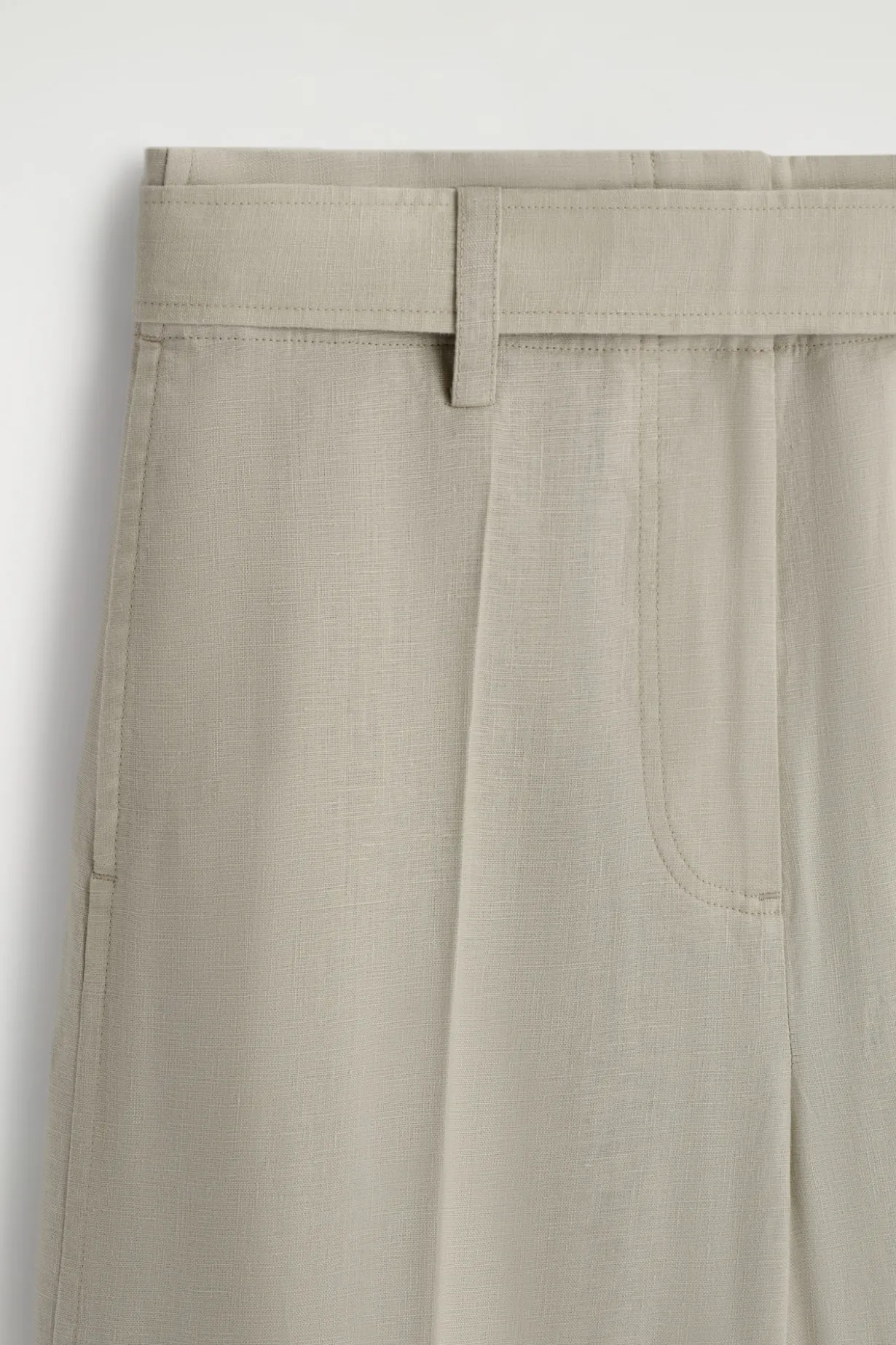 LEINENHOSE MIT BARREL-BEIN UND GÜRTEL