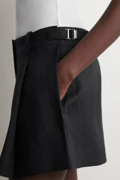 LEINENSHORTS MIT FALTEN UND GÜRTEL