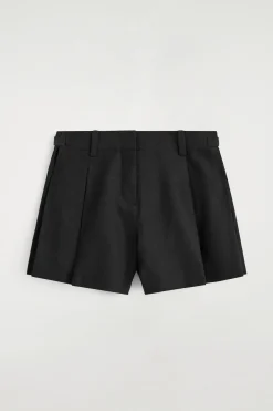 LEINENSHORTS MIT FALTEN UND GÜRTEL
