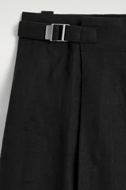 LEINENSHORTS MIT FALTEN UND GÜRTEL