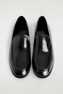 LOAFERS AUS GLÄNZENDEM LEDER