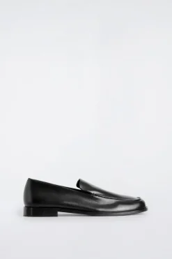 LOAFERS AUS GLÄNZENDEM LEDER