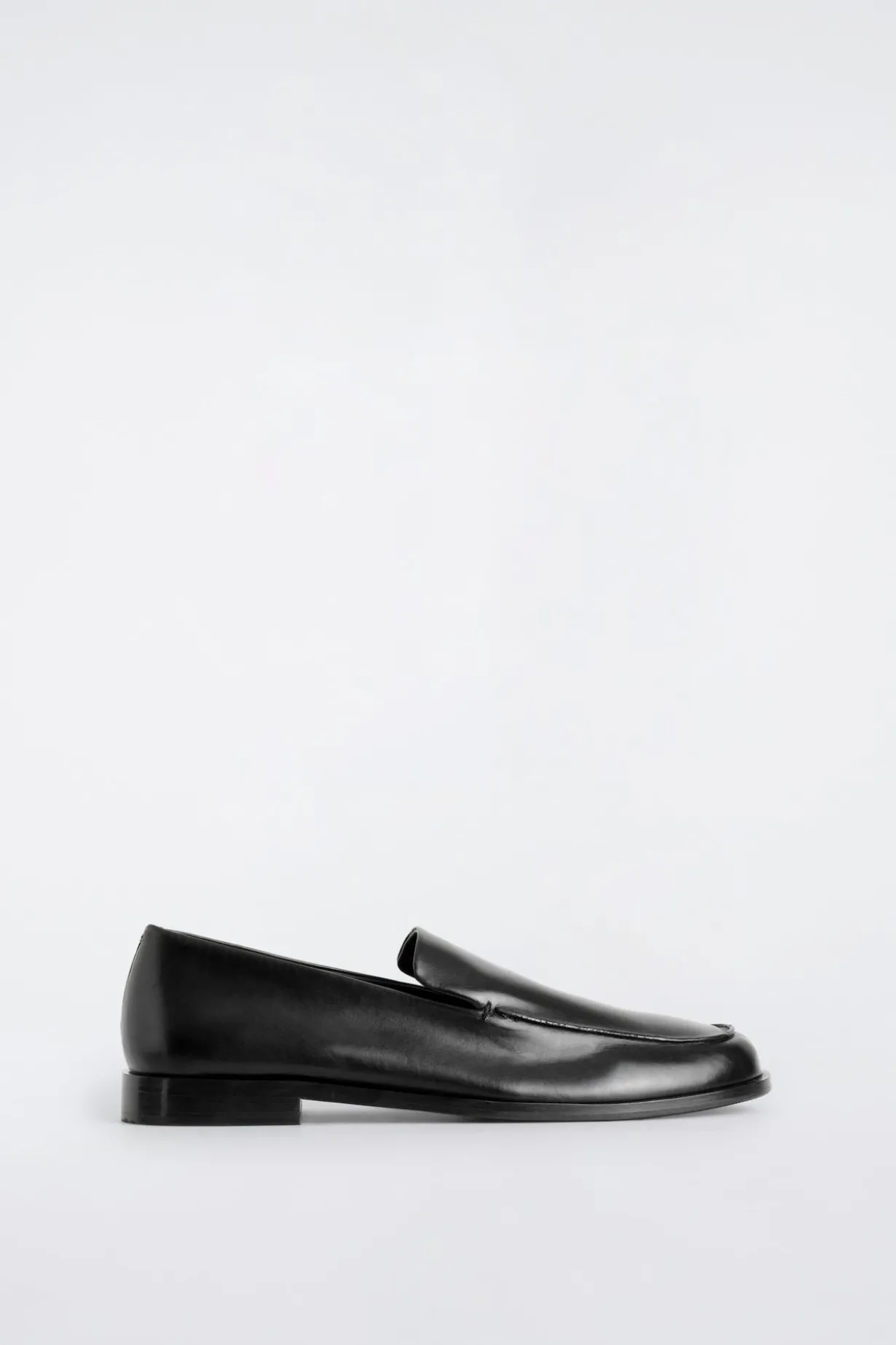 LOAFERS AUS GLÄNZENDEM LEDER