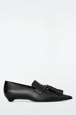LOAFERS AUS LEDER MIT KITTEN-HEEL UND FRANSEN
