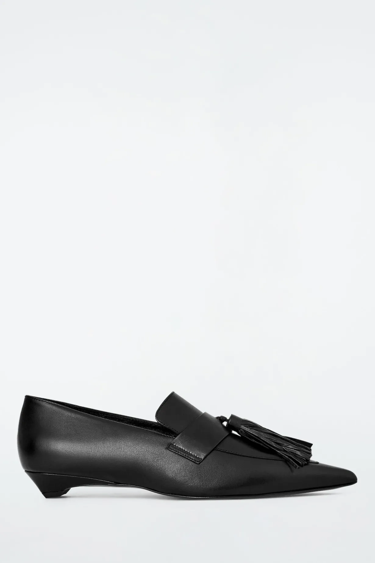 LOAFERS AUS LEDER MIT KITTEN-HEEL UND FRANSEN