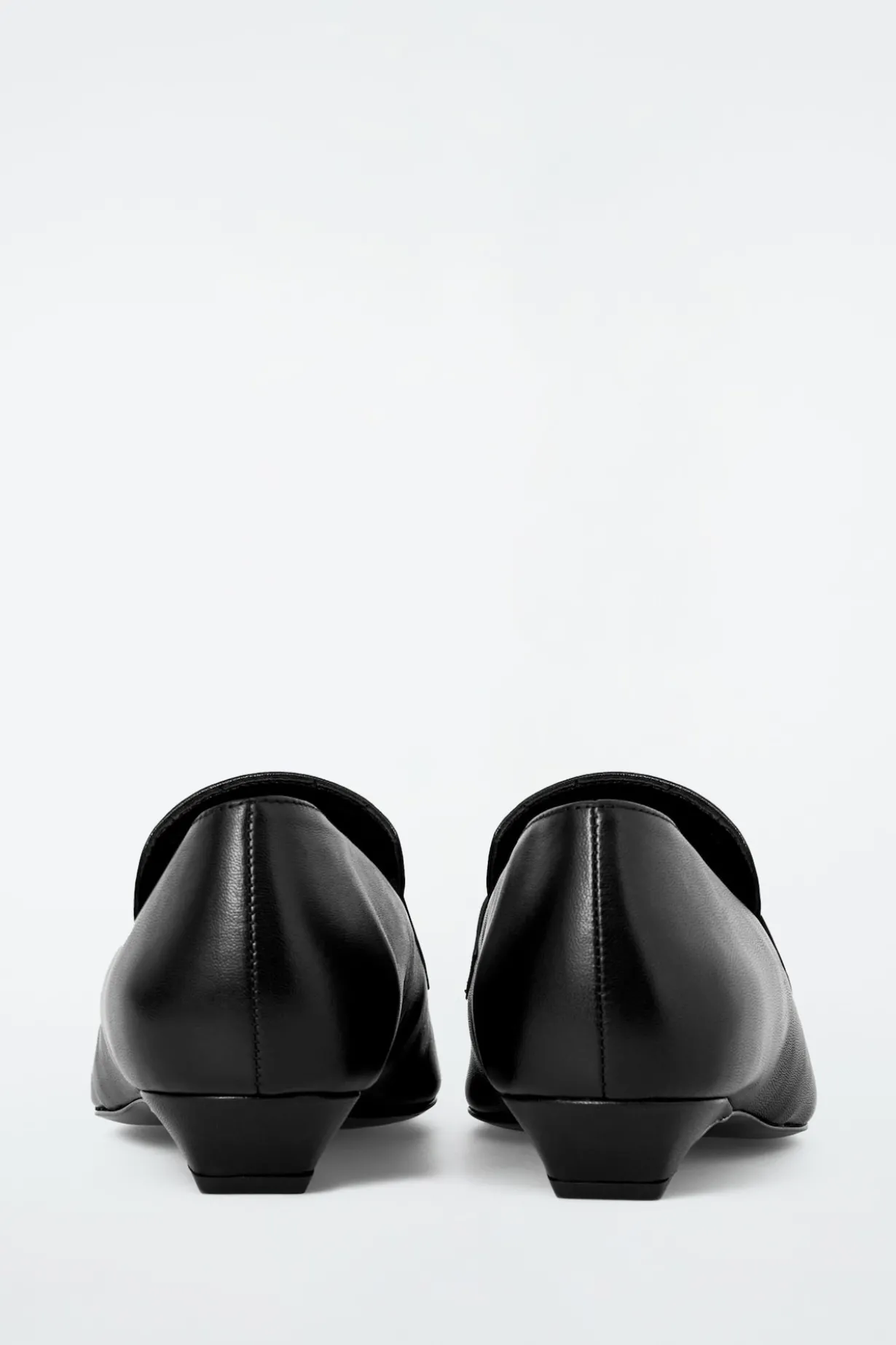 LOAFERS AUS LEDER MIT KITTEN-HEEL UND FRANSEN