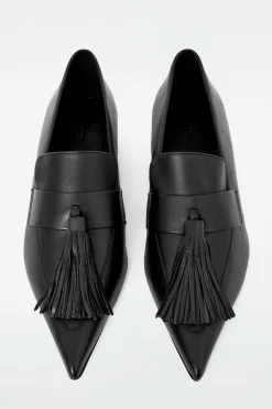 LOAFERS AUS LEDER MIT KITTEN-HEEL UND FRANSEN