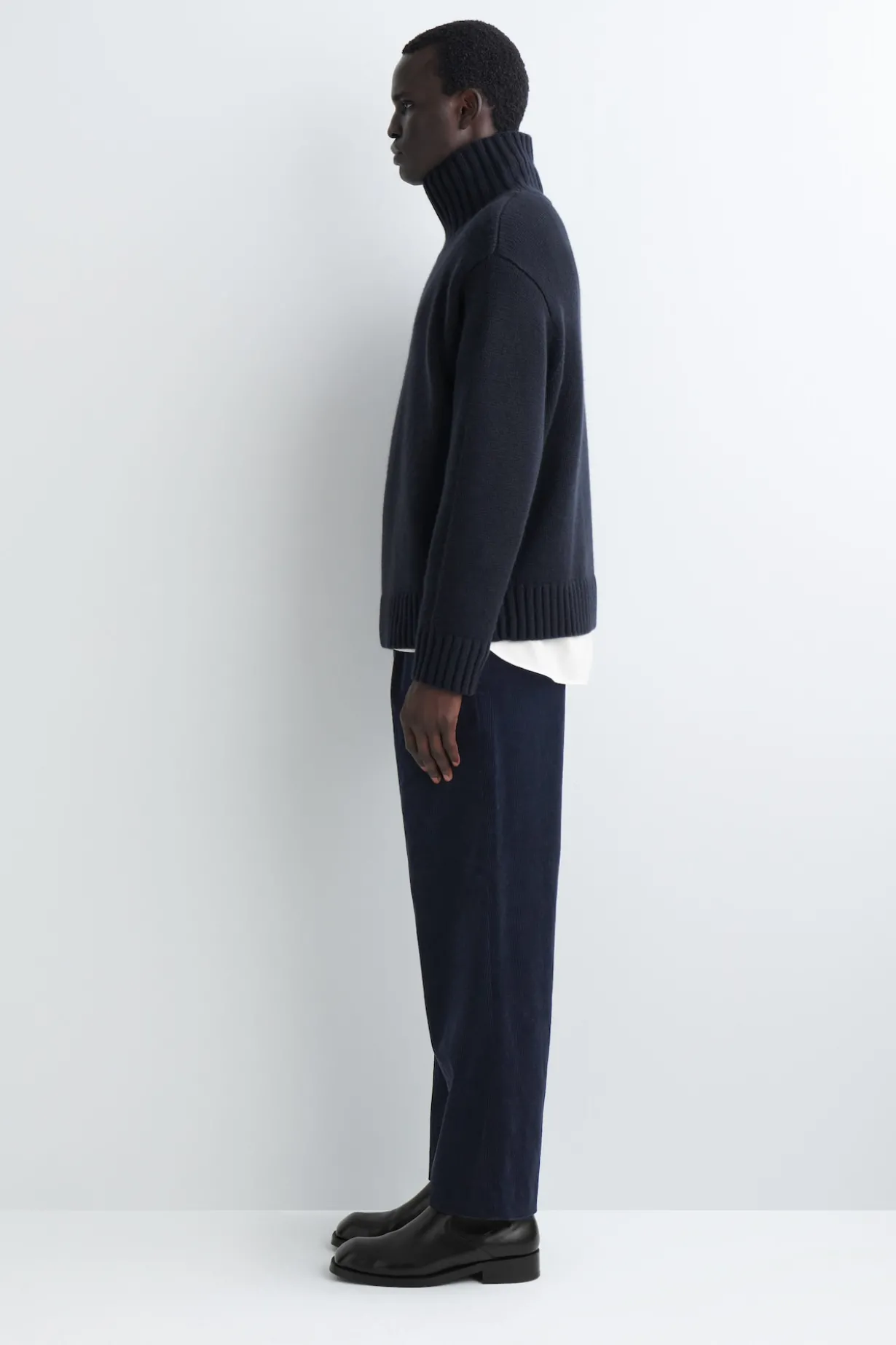 LOCKERE CORDHOSE MIT GERADEM BEIN UND FALTEN