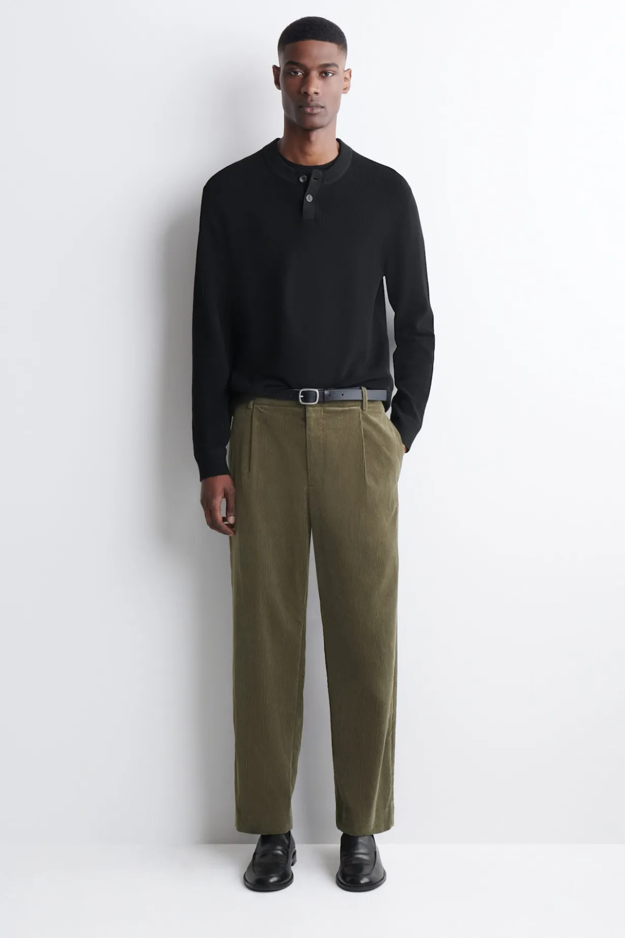 LOCKERE CORDHOSE MIT GERADEM BEIN UND FALTEN