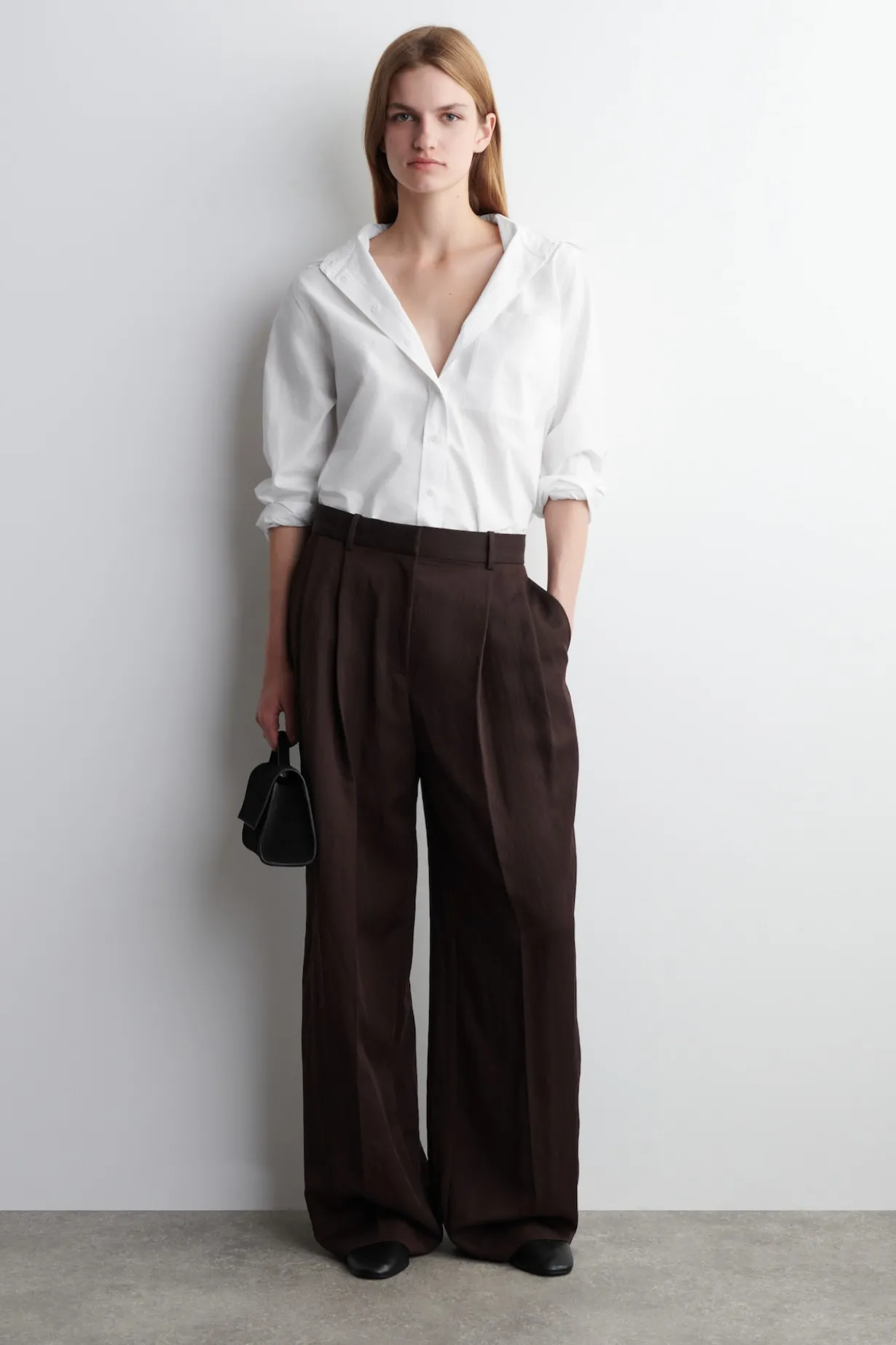 LOCKERE, FLIESSENDE HOSE MIT WEITEM BEIN