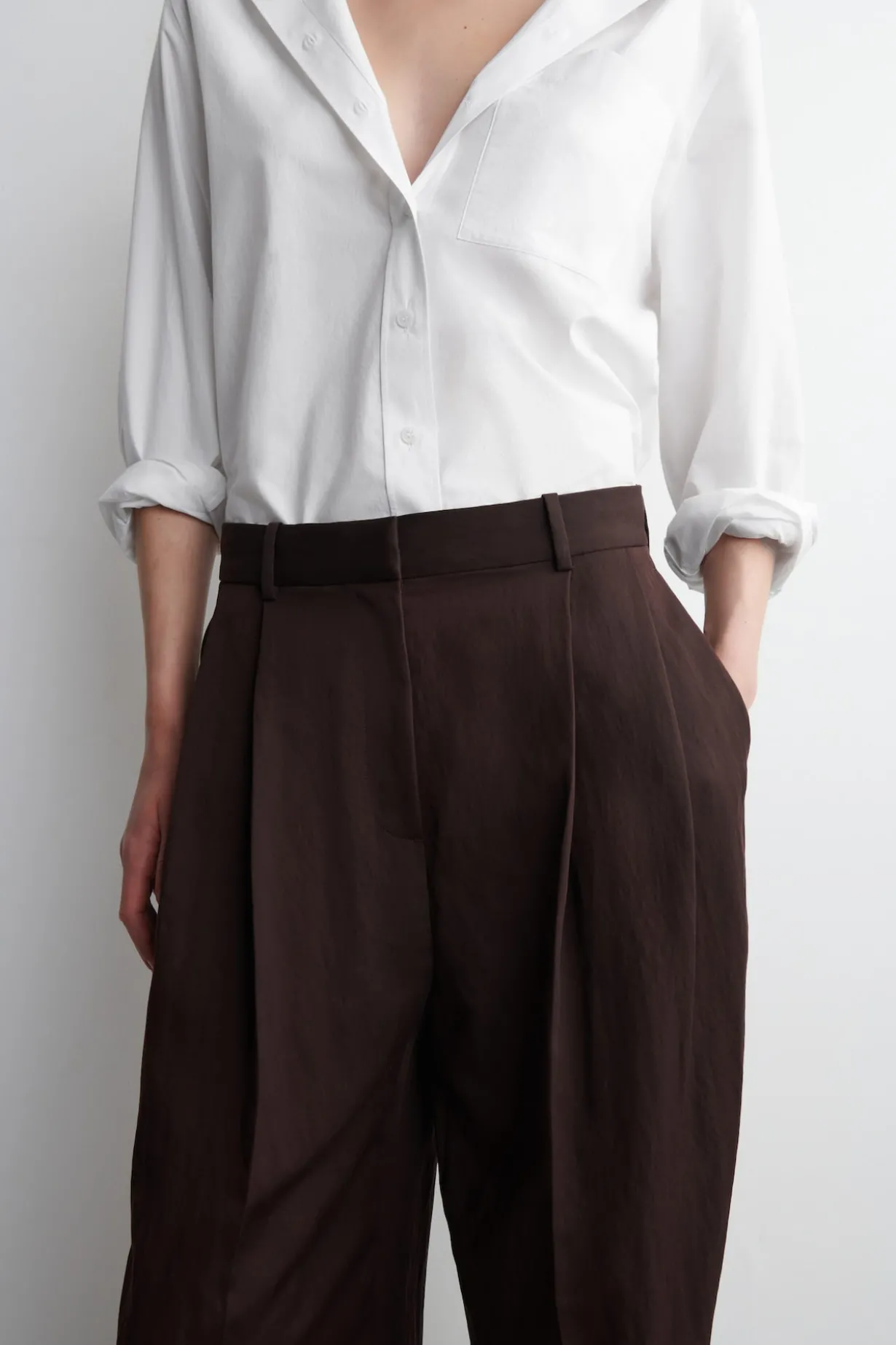 LOCKERE, FLIESSENDE HOSE MIT WEITEM BEIN