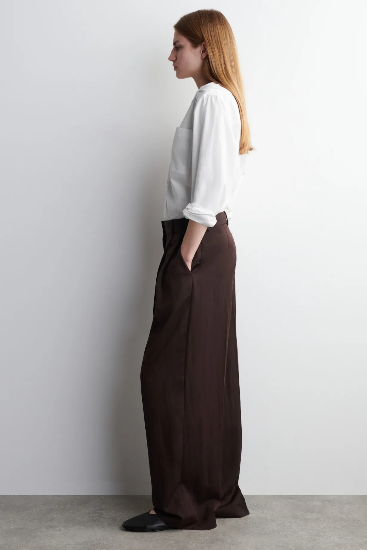 LOCKERE, FLIESSENDE HOSE MIT WEITEM BEIN