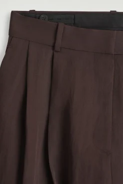 LOCKERE, FLIESSENDE HOSE MIT WEITEM BEIN
