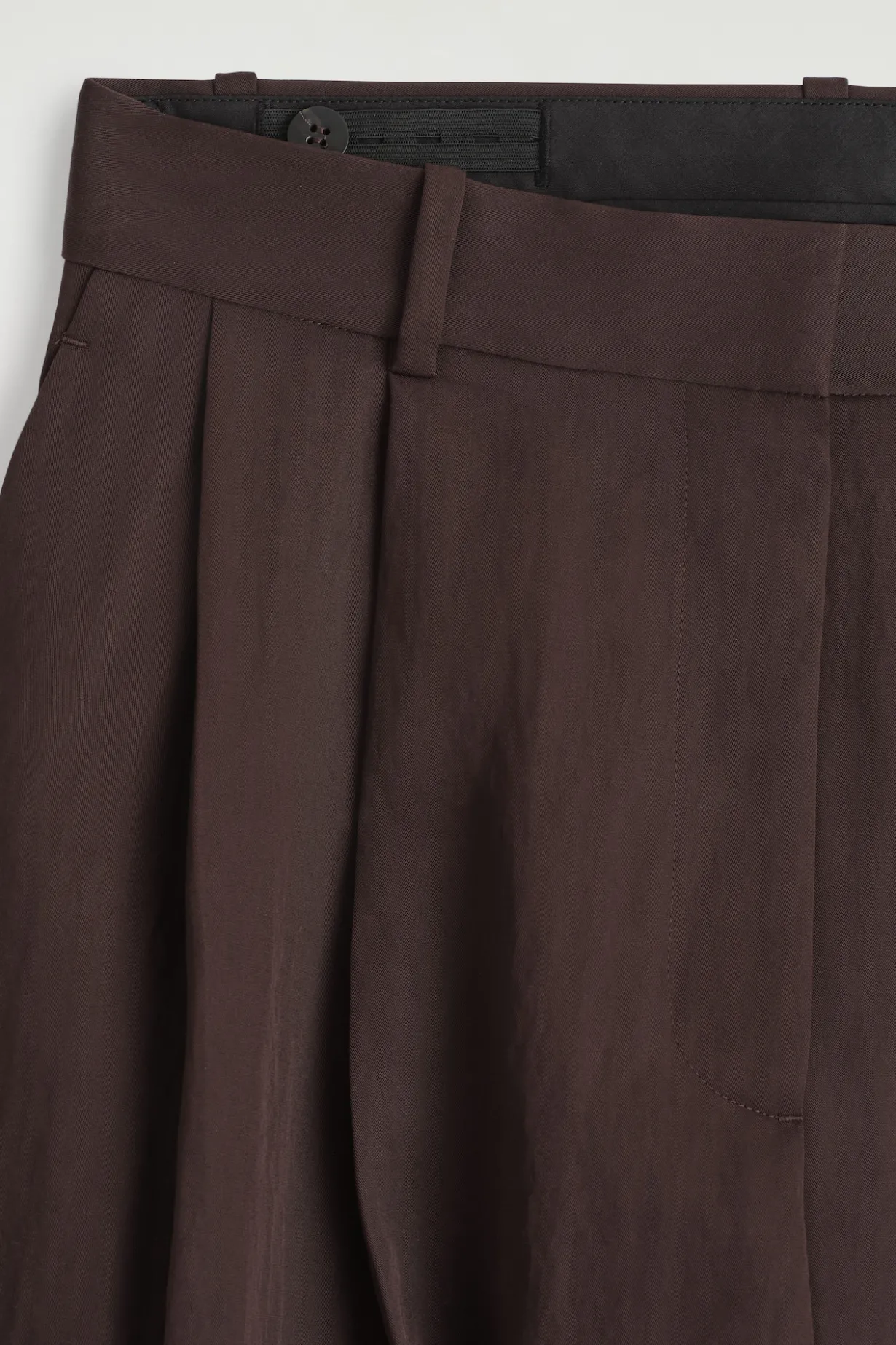 LOCKERE, FLIESSENDE HOSE MIT WEITEM BEIN