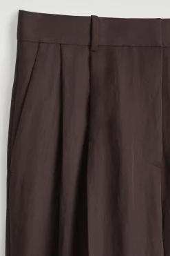 LOCKERE, FLIESSENDE HOSE MIT WEITEM BEIN